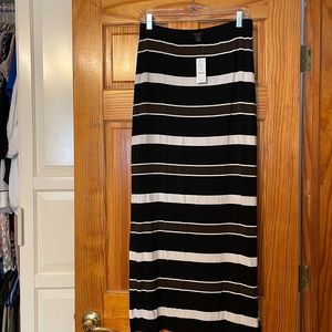 NWT White House black market skirt. Size: S